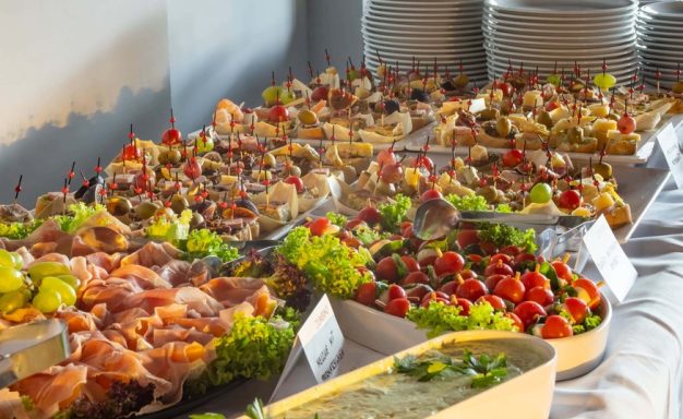 Ein Buffet mit verschiedenen Salaten, Vorspeisen und frischen Zutaten.