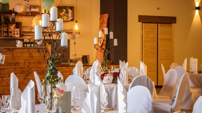 Elegant Restaurant mit gedeckten Tischen und stilvoller Dekoration.