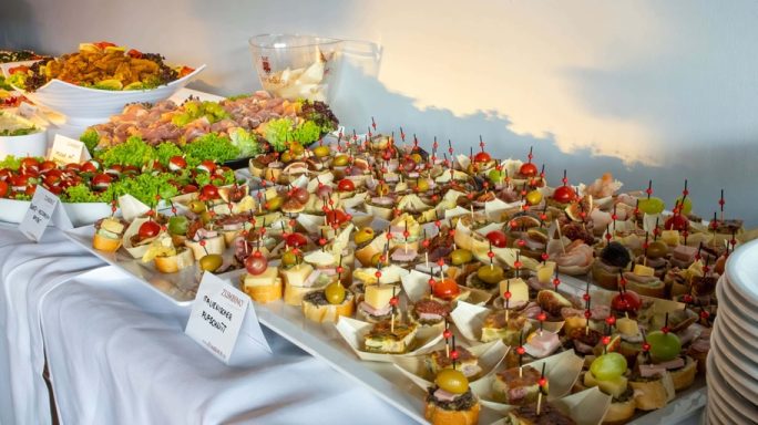 Ein Buffet mit verschiedenen Häppchen und kleinen Snacks, kunstvoll angerichtet.