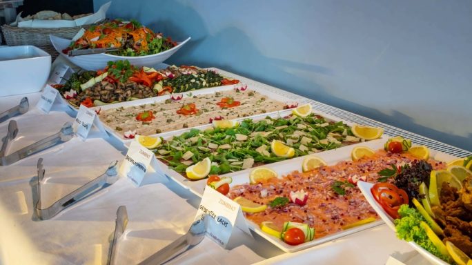 Vielfältige Salatbar mit bunten Salaten und frischen Garnierungen.